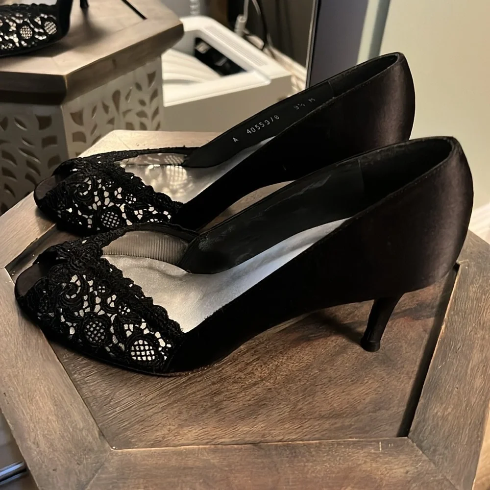 🛑 1 hour sale. Stuart Weitzman, black crochet heels, 9.5 - Picture 6 of 11